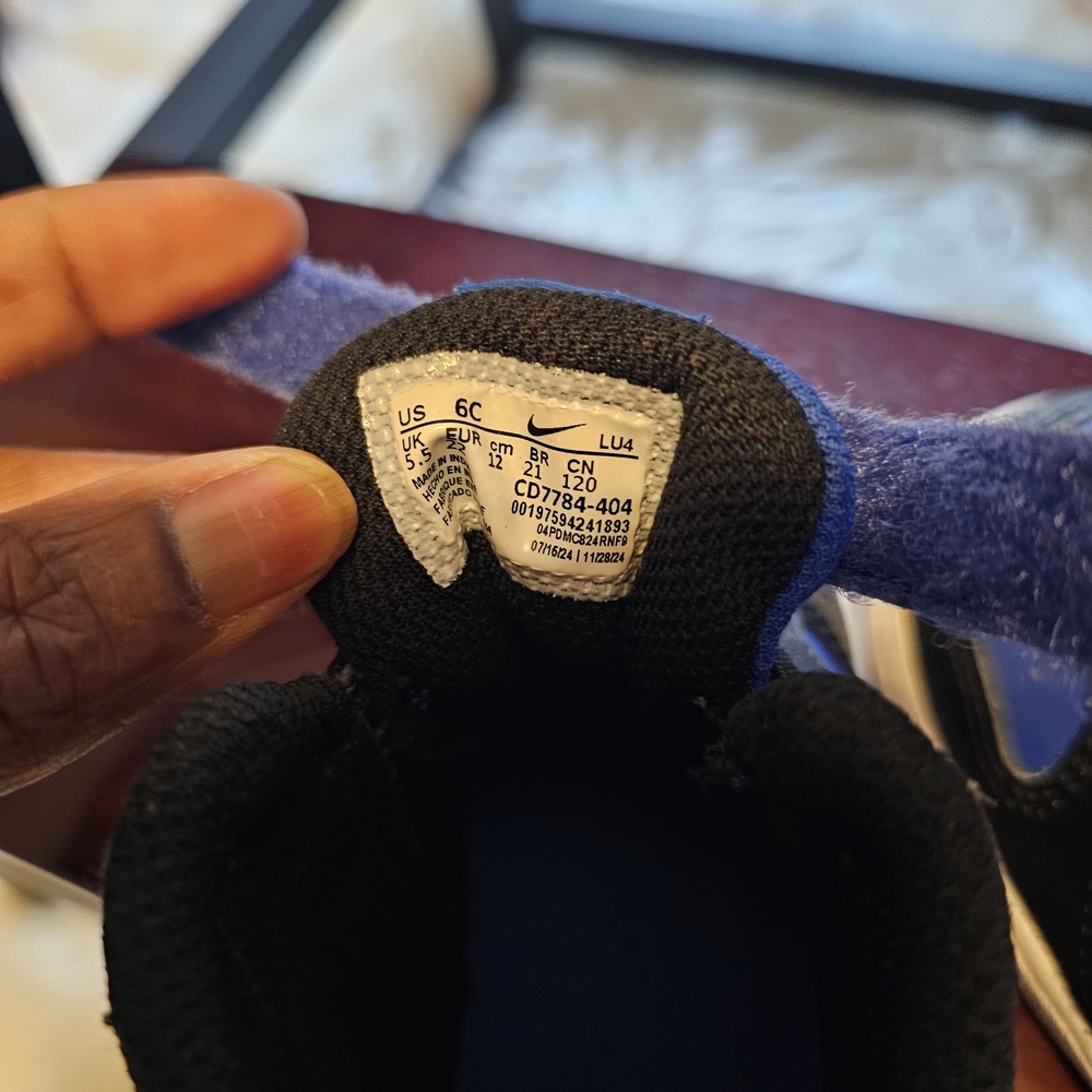 Nike Kids Sneakers in Black and Royal Blue - Picture 8 of 8